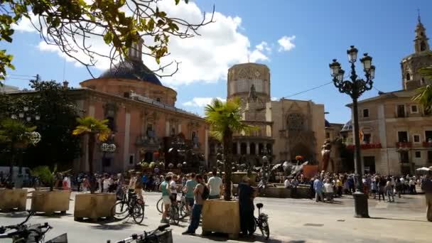 バレンシア大聖堂に近い混雑した広場 — ストック動画