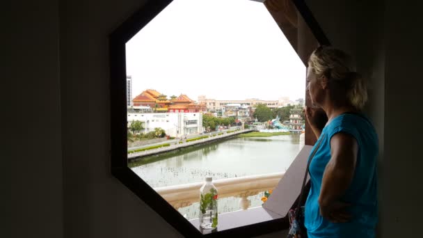 Ευρωπαϊκό γυναίκα ψάχνει μέσα από το παράθυρο — Αρχείο Βίντεο