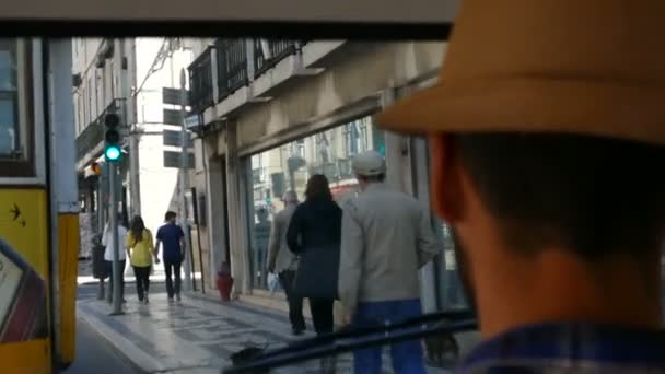 Projížděl ulicemi Lisabonu — Stock video
