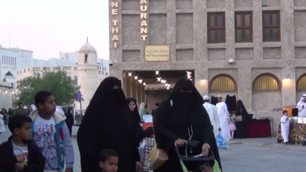 Souq Waqif örtülü kadınlarda — Stok video