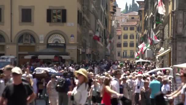 Люди, гуляющие по торговой улице Флоренции — стоковое видео