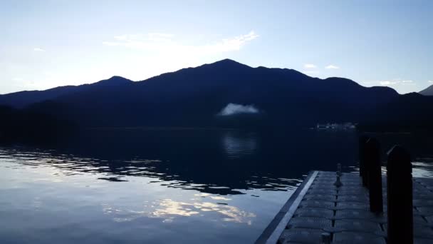 Nubes sobre montañas — Vídeo de stock