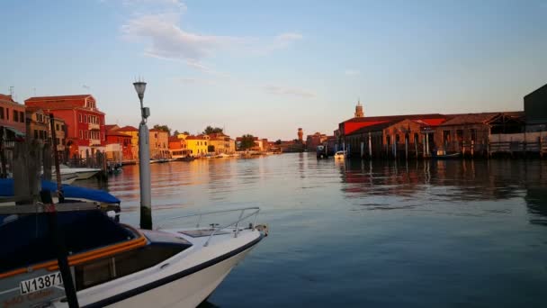 Canal con barcos en Murano — Vídeo de stock