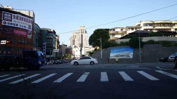 Verkeer in de straten van Tamsui — Stockvideo