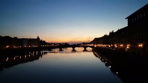 Západ slunce nad Ponte Vecchio — Stock video