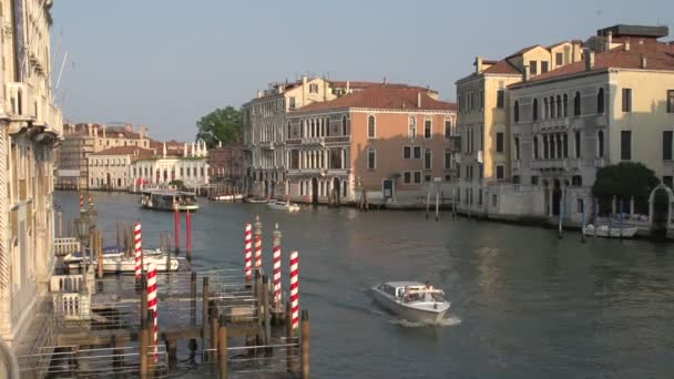 Förtöjning stolpar på kanal i Venedig — Stockvideo