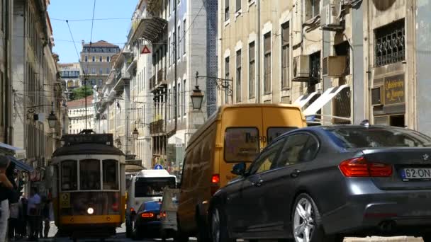 Historische oude tram in straten van Lissabon — Stockvideo
