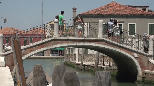 Menschen gehen über Brücke — Stockvideo