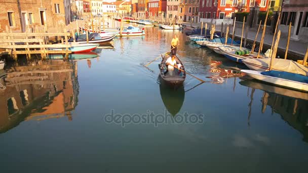 Gondola kolem canal Murano — Stock video
