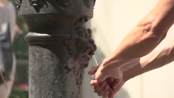 Uomo che si lava bene le mani a Venezia — Video Stock