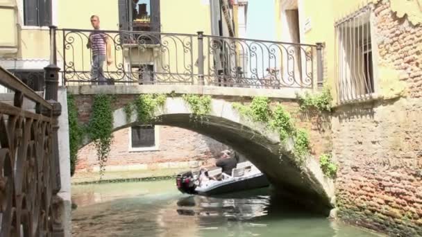 Barco passando debaixo da ponte em Veneza — Vídeo de Stock