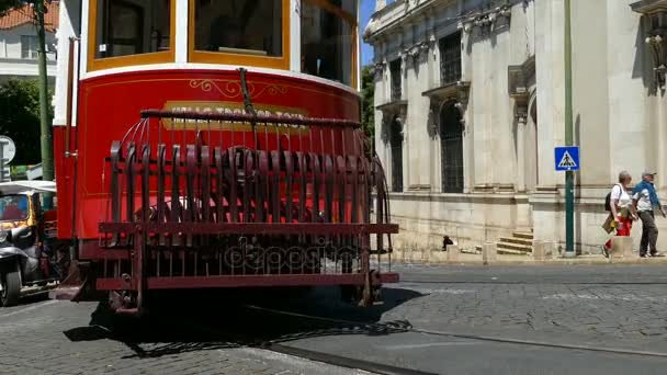 Lizbon sokaklarda tarihi eski tramvay — Stok video