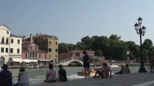 Lidé na dovolené na břehu Canal Grande — Stock video