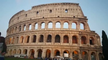 İnsanların önünde Colosseum,  