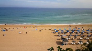Albufeira plaj manzarası tepenin üzerinden
