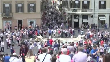 İspanyol basamaklarında oturan insanlar 