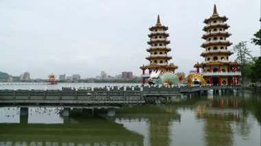 Ejderha ve kaplan pagodadan 