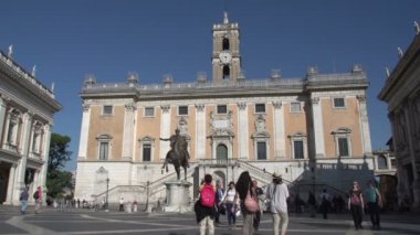 People on piazza d'Aracoeli 