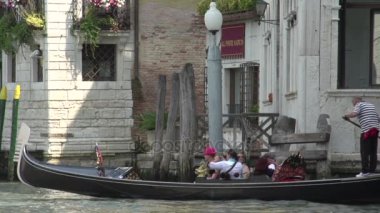 Kanalda tarafından geçen gondol  