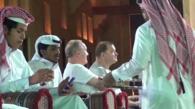 Oturma erkekler için hizmet çay 