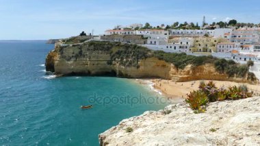 Albufeira plaj manzarası tepenin üzerinden