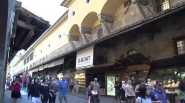 Köprüde yürüyen insanlar