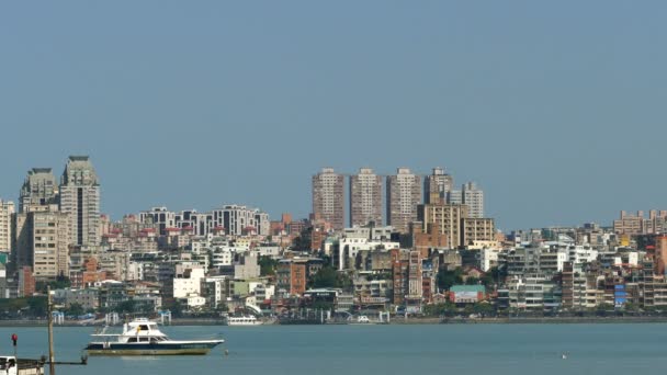 Skyline von Tamsui vom Bezirk Bali — Stockvideo