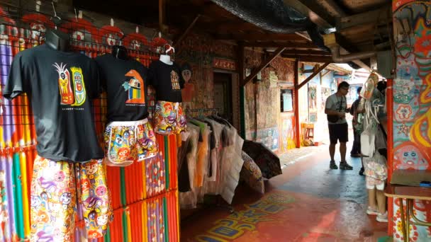 Tienda de recuerdos en la galería del pueblo Rainbow — Vídeos de Stock