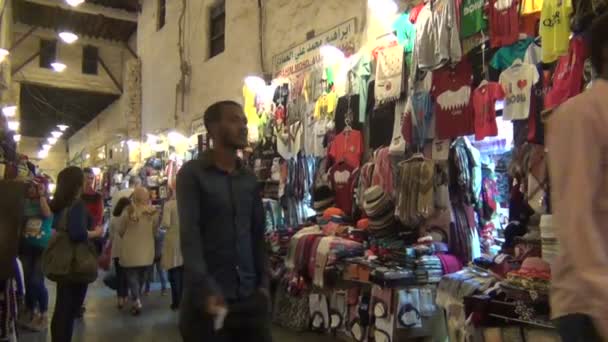 İnsanlar Souq Waqif alışveriş — Stok video