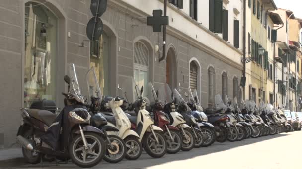 Vespa scooters em linha na rua — Vídeo de Stock
