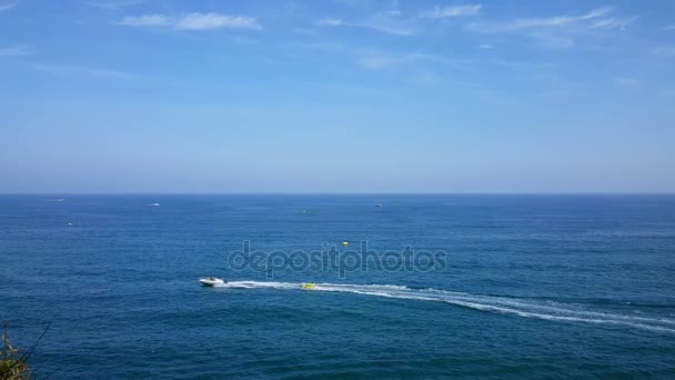 Bateaux naviguant par la mer — Video