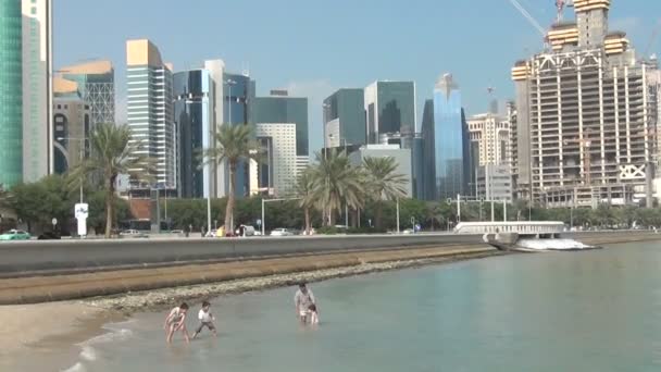 Bathing people with Corniche — Stock Video