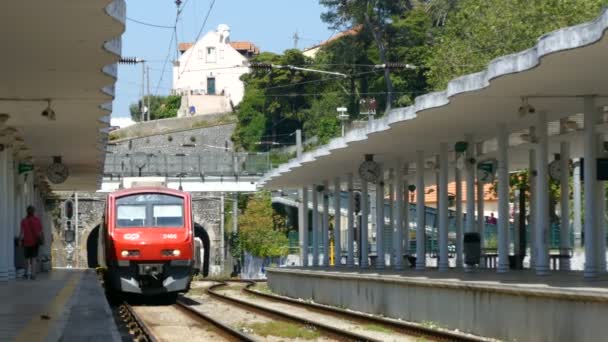 Поїзд від Лісабона рятівних Sintra станції — стокове відео