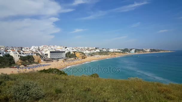 Blick auf den Strand von Albufeira von einem Hügel — Stockvideo