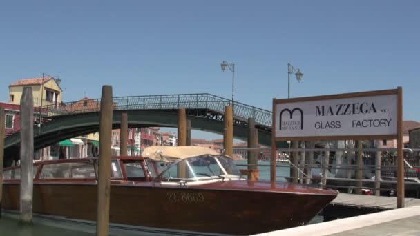 Boot in der Nähe von Glasfabrik-Schild gebohrt — Stockvideo