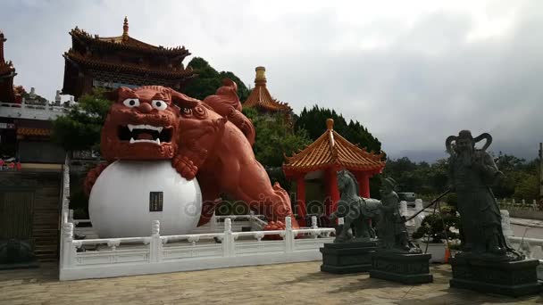 Grande statua di leone al tempio di Wenwu — Video Stock