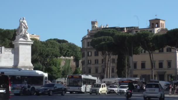 Tráfico en la calle de Roma — Vídeos de Stock