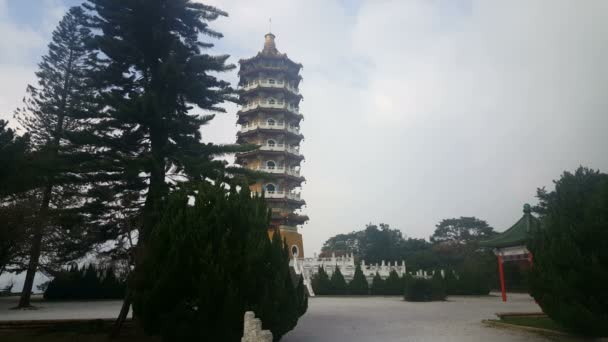 Cien Pagoda con turistas en frente — Vídeo de stock