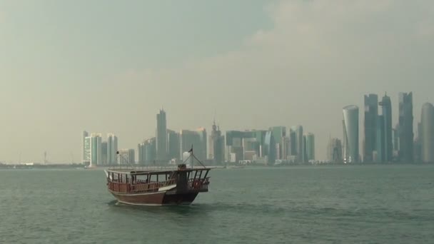 Yelkenli tekne tarafından geçen — Stok video