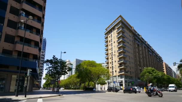 Dopravní a budov v ulicích z Valencie — Stock video