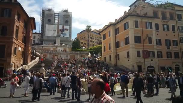 Les gens assis sur les marches espagnoles — Video