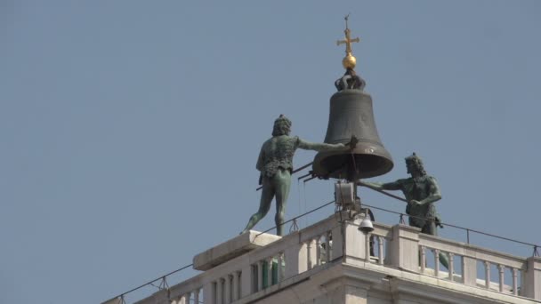 Статуи на площади Сан-Марко в Венеции — стоковое видео