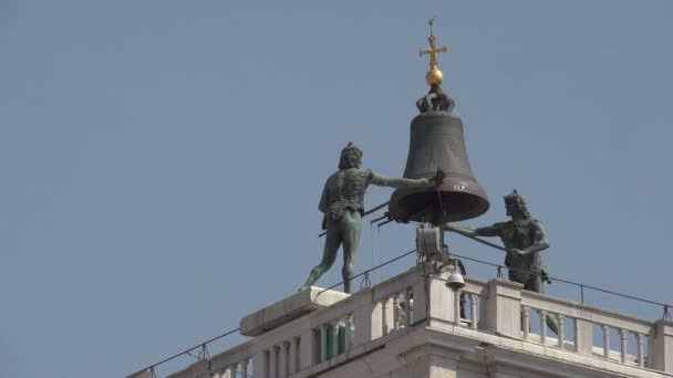 Statuen auf der Piazza San Marco in Venedig — Stockvideo