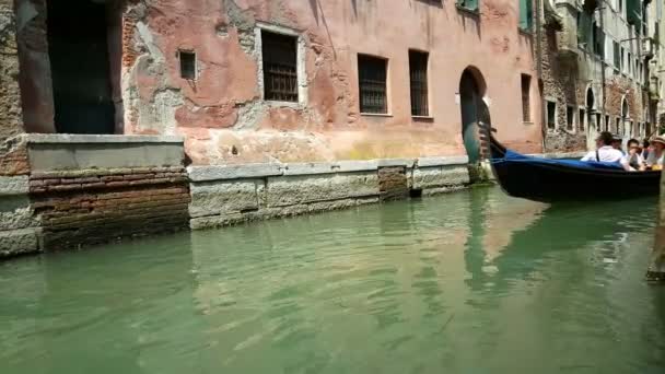 小さな運河にゴンドラ — ストック動画