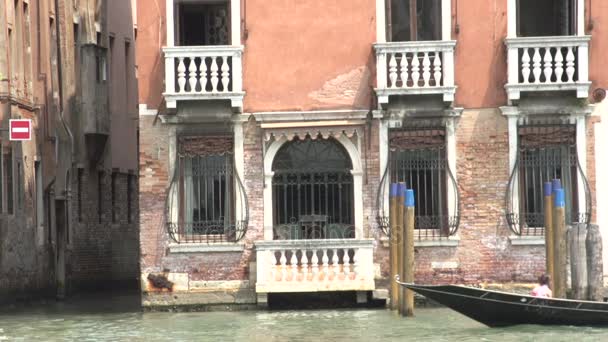 Tradicional góndola veneciana pasando por — Vídeo de stock