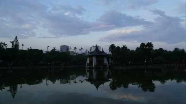 Вході парку на заході сонця — стокове відео