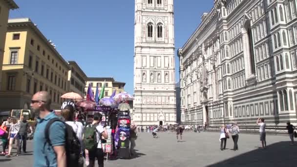 Mensen in de kathedraal van Florence — Stockvideo