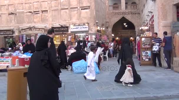 Mulheres veladas em souq Waqif — Vídeo de Stock