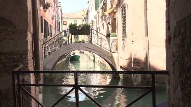 Smal kanaal in Venetië — Stockvideo