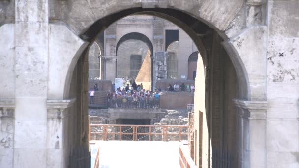 Persone di fronte al Colosseo , — Video Stock